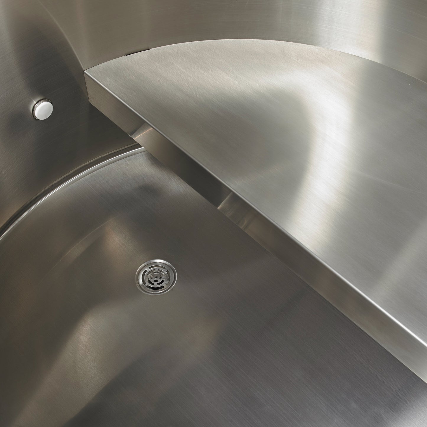 Dynamic Cold Therapy 304 Stainless Steel Barrel Cold Plunge Tub with Pacific Cedar Exterior